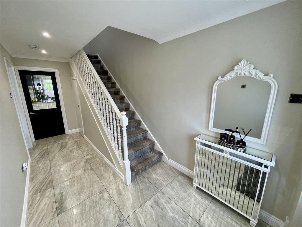 Property photo 2 of 16 Entrance Hall