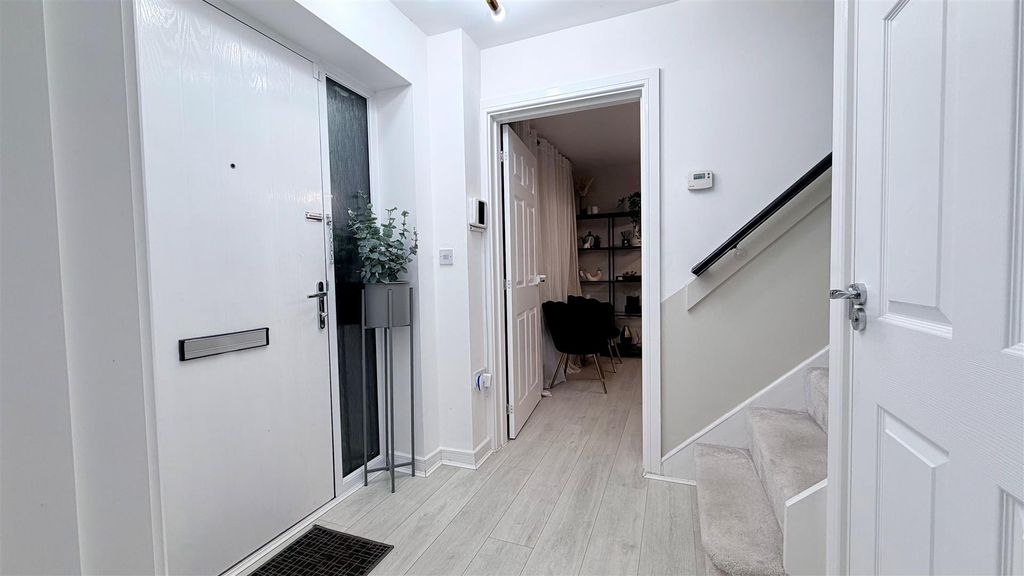 Property photo 2 of 18 Entrance Hall.Jpg