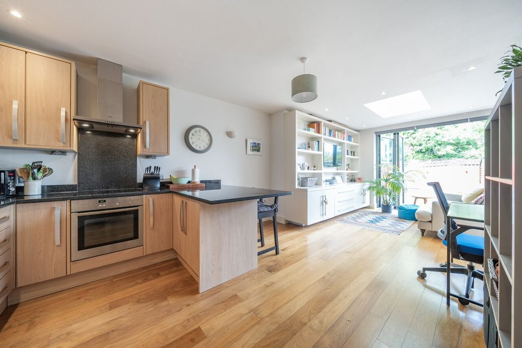 Property photo 3 of 10 Picture No. 12