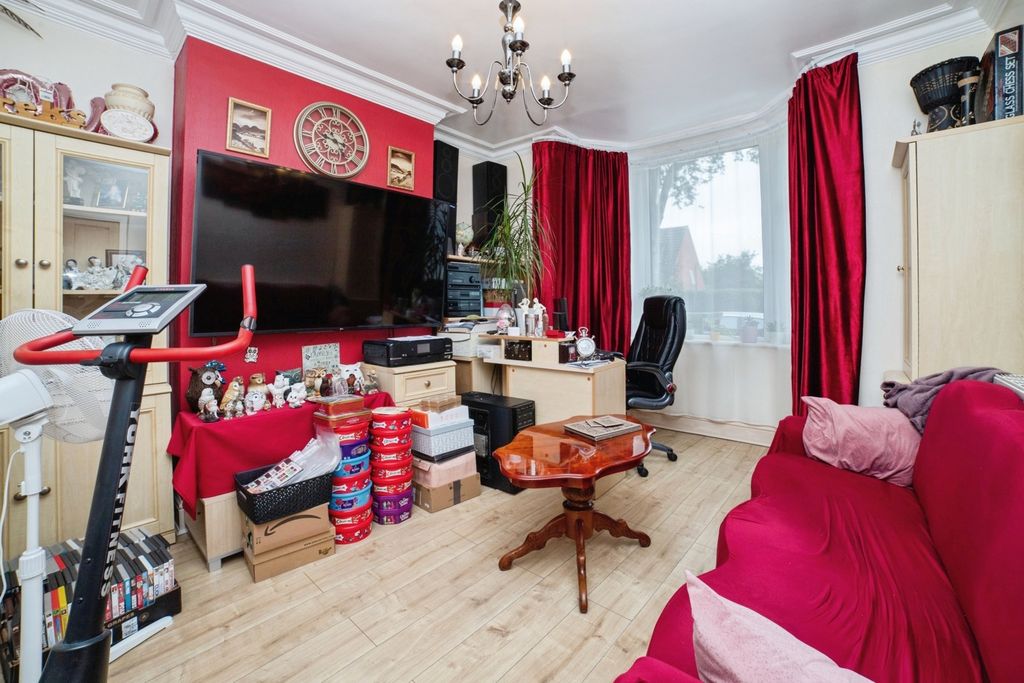 Property photo 2 of 17 Lounge