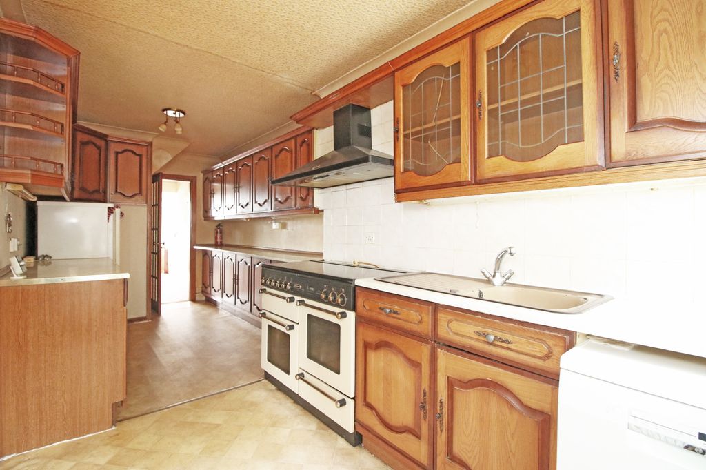 Property photo 3 of 28