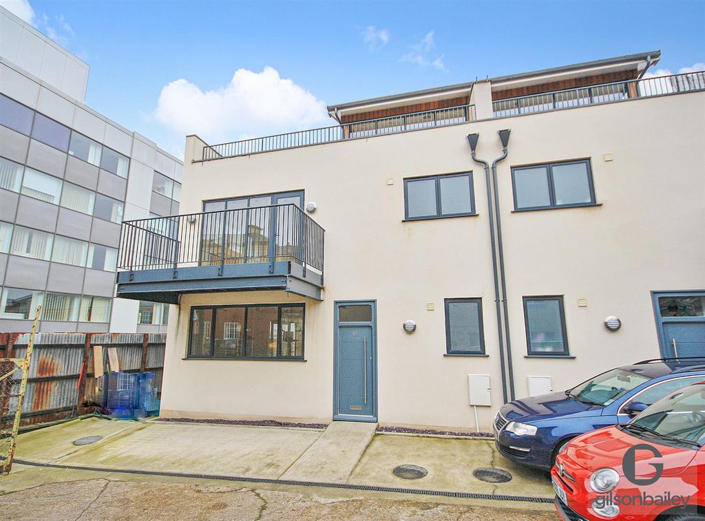 3 bed town house for sale Chapelfield Grove