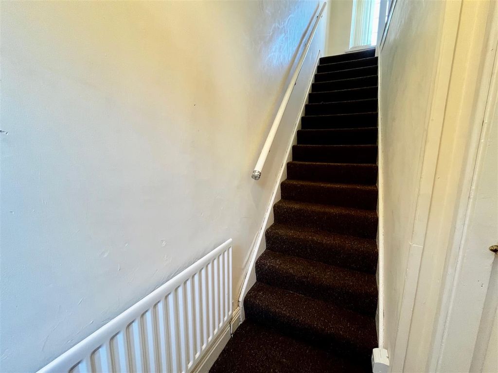 Property photo 2 of 11 Entrance Hall