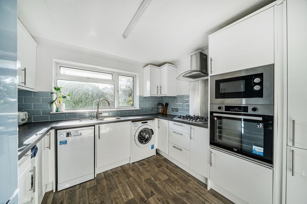 Property photo 3 of 19 Kitchen