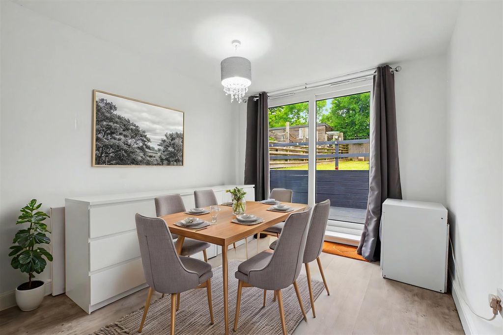 Property photo 3 of 14 Dining Room Vf.Jpeg