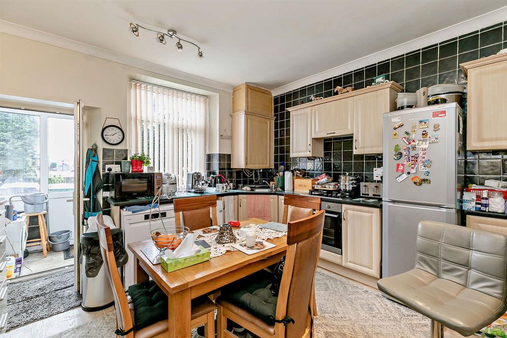 Property photo 3 of 9 8678486-Interior01-800.Jpg