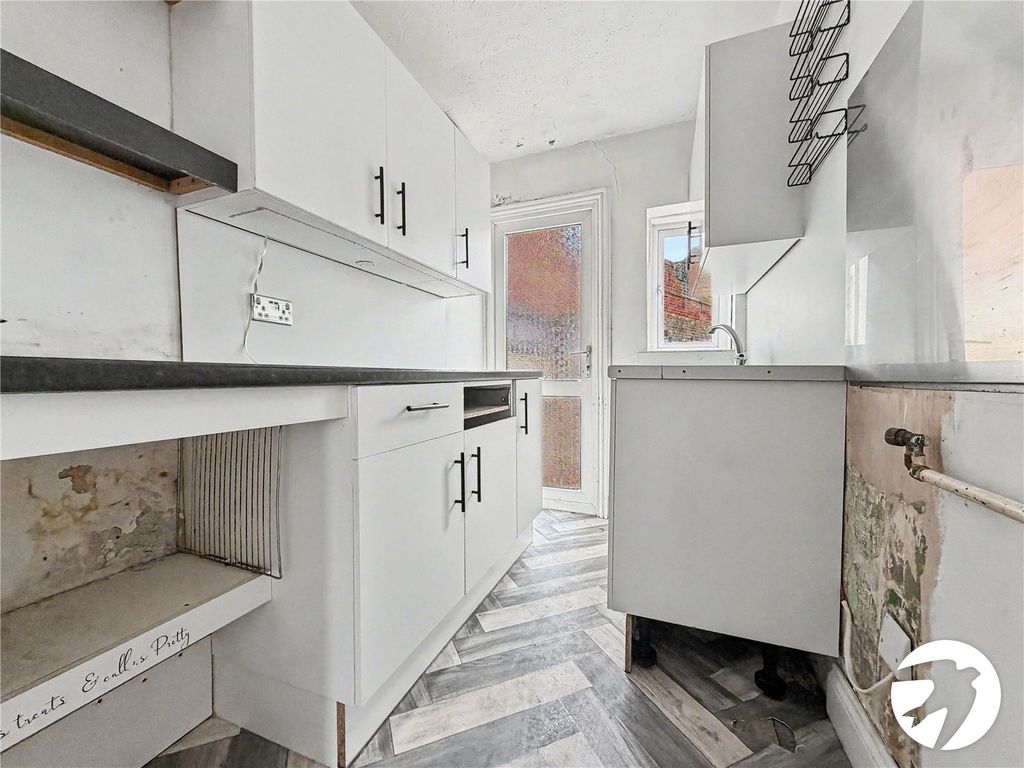 Property photo 2 of 11 Kitchen