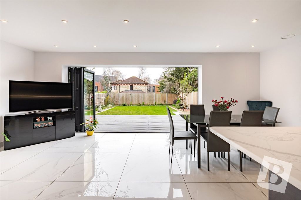 Property photo 3 of 20 Kitchen/Diner/Family