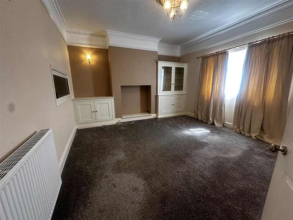 Property photo 3 of 11 Lounge