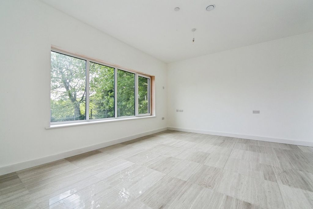 Property photo 2 of 28