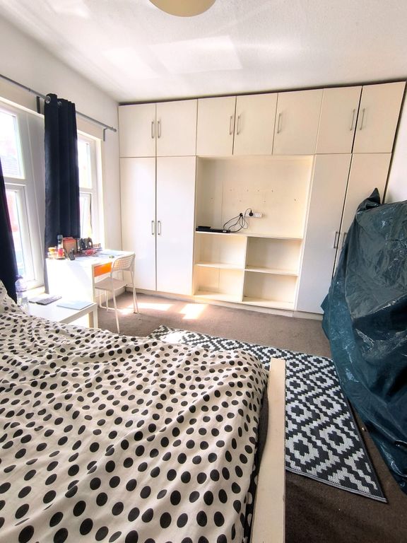 Property photo 3 of 8 Room