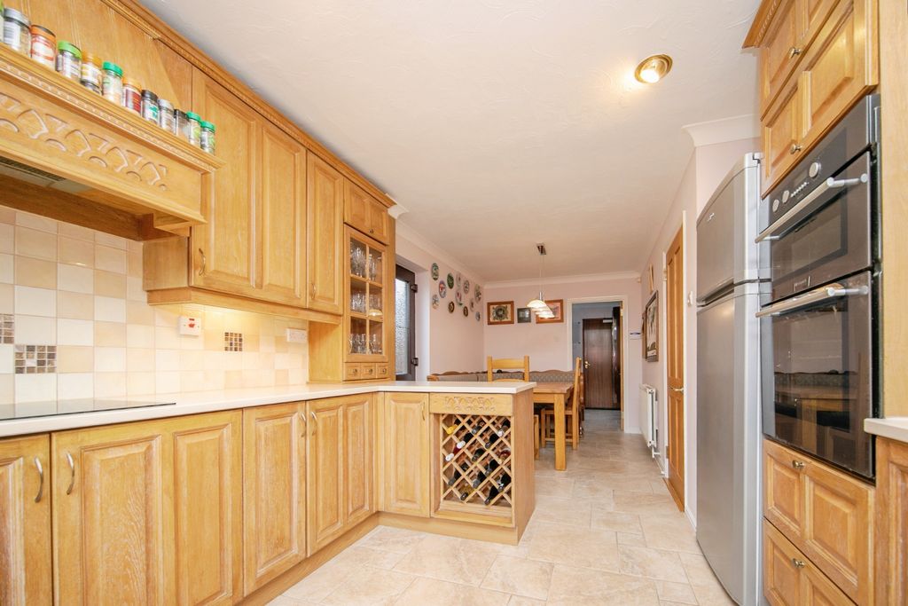 Additional image 7 of 4 bed detached house for saleLeas Road, Clacton-On-Sea CO15