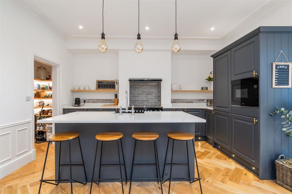 Property photo 3 of 16 94 Tanworth Lane_8.Jpg