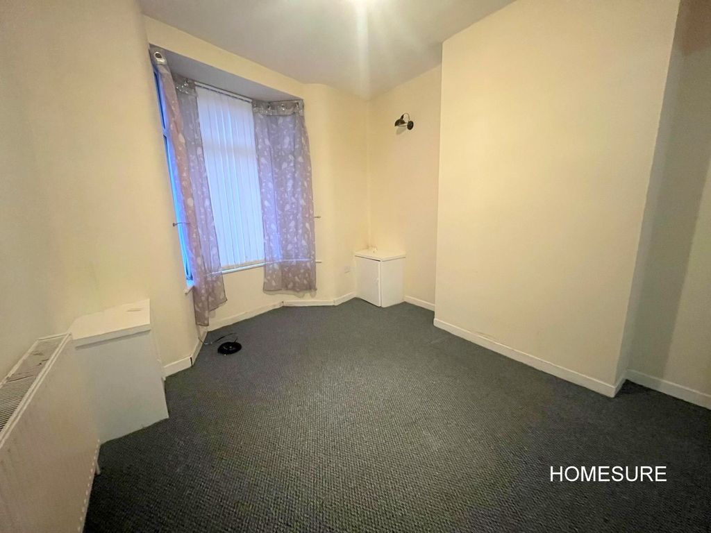 Property photo 2 of 7 22 Kings Road - Lounge