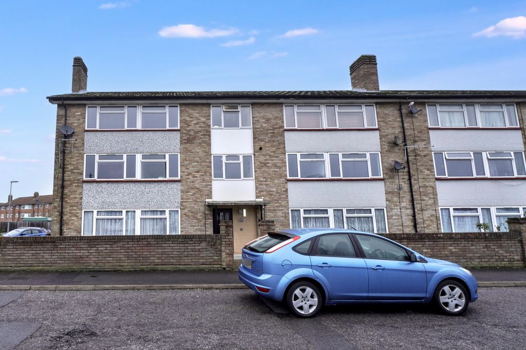 Property photo 1 of 15 Flat 1 Jutland House, Dedworth Road, Windsor Sl4 5Be