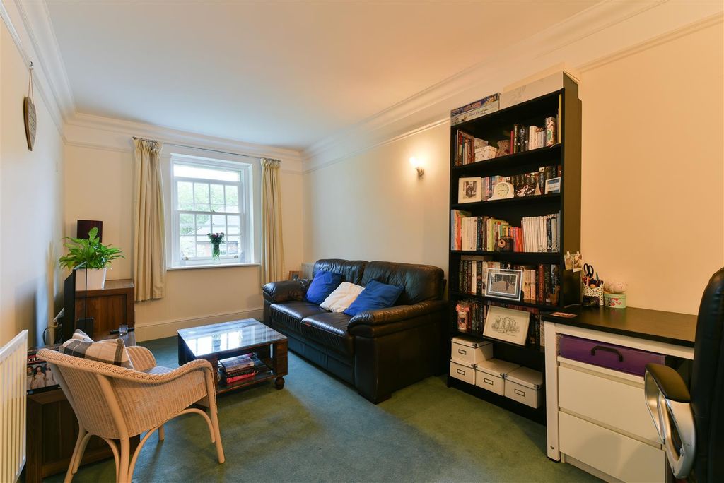 Property photo 3 of 12 Clean  23 Gladstone House, Epsom (9 Of 12).Jpg