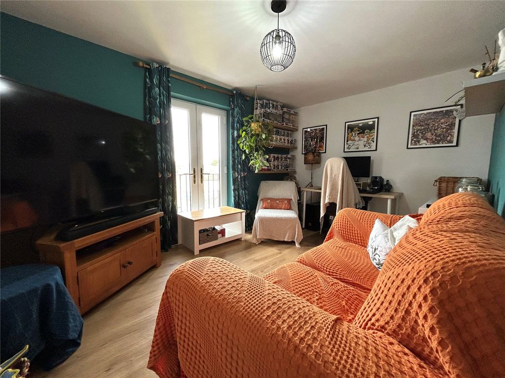 Property photo 2 of 8 Picture No. 12