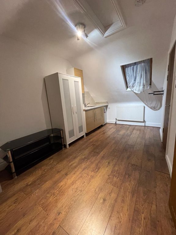 Property photo 1 of 7 1 Studio To Rent St. Erkenwald Road, London Ig11 7Xa