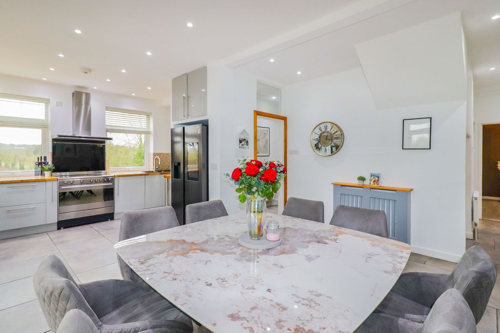 Property photo 2 of 30 E2Ad6295-7d92-4Ac6-A4c0-70B73c4B2Feb