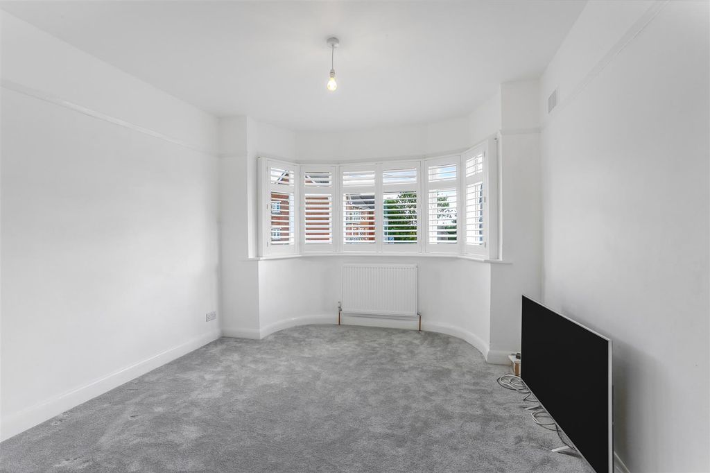 Property photo 2 of 13 1704429475 - 83A, Benhill Wood Road, Sm1 - 3.Jpg