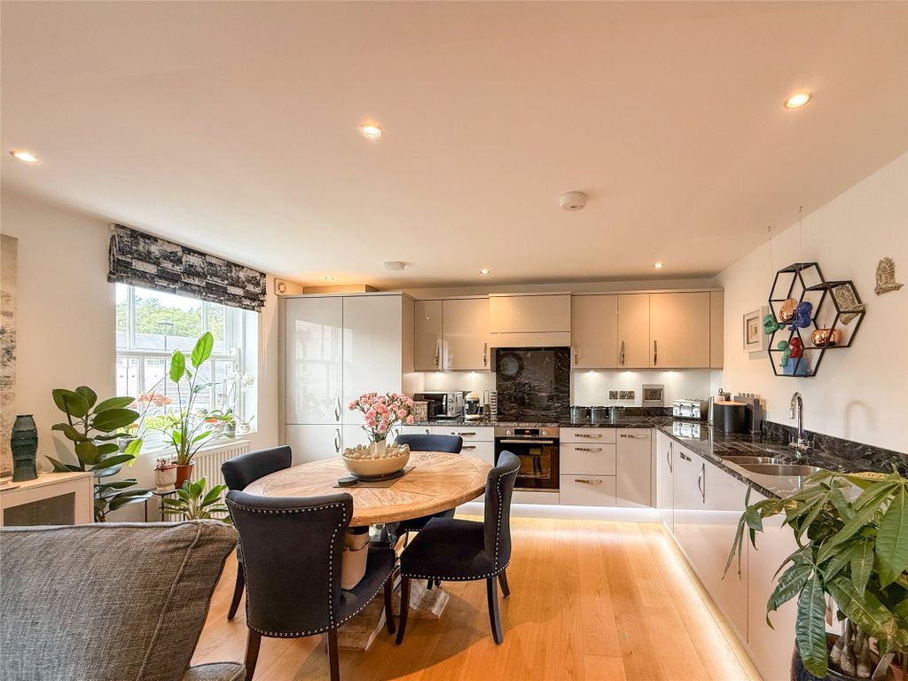 Property photo 3 of 18 Dining Kitchen