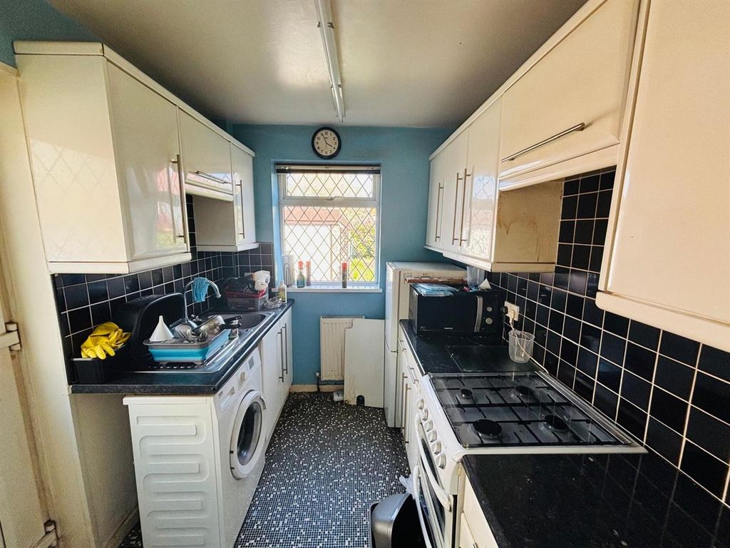 Property photo 3 of 17 Fitted Kitchen: