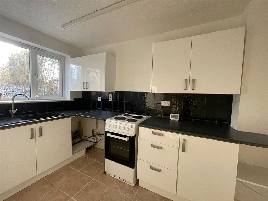 Property photo 3 of 8 Kitchen.Jpeg