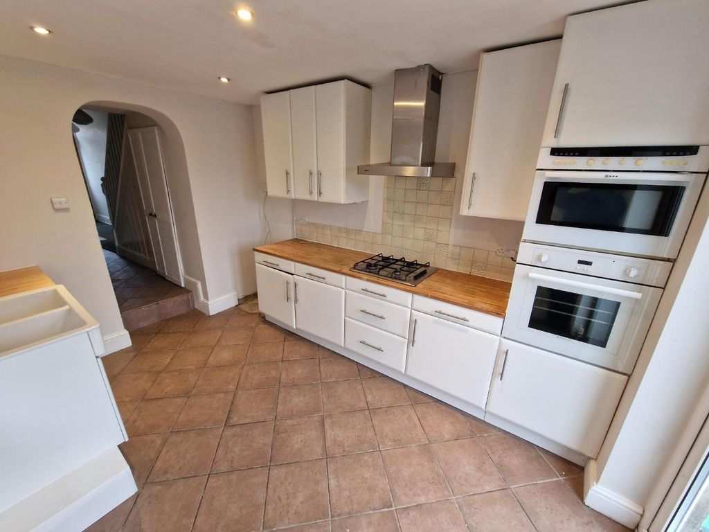 Property photo 2 of 10 Kitchen