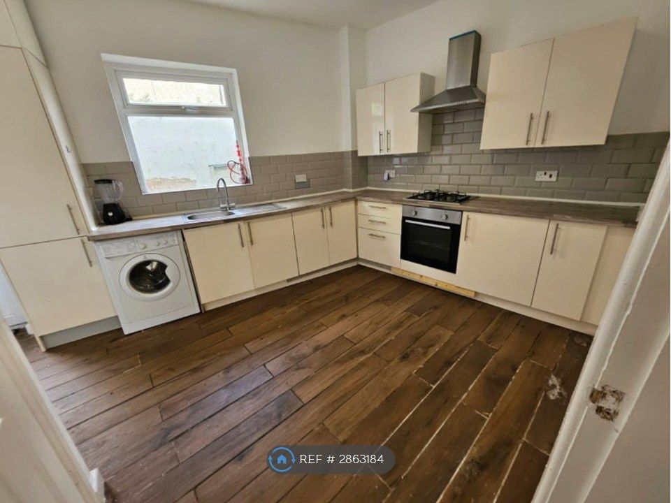 Property photo 3 of 6 Kitchen