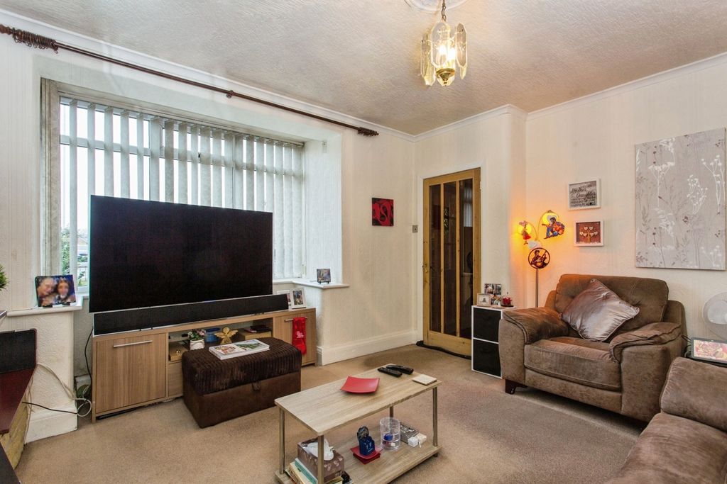 Property photo 3 of 15 Lounge