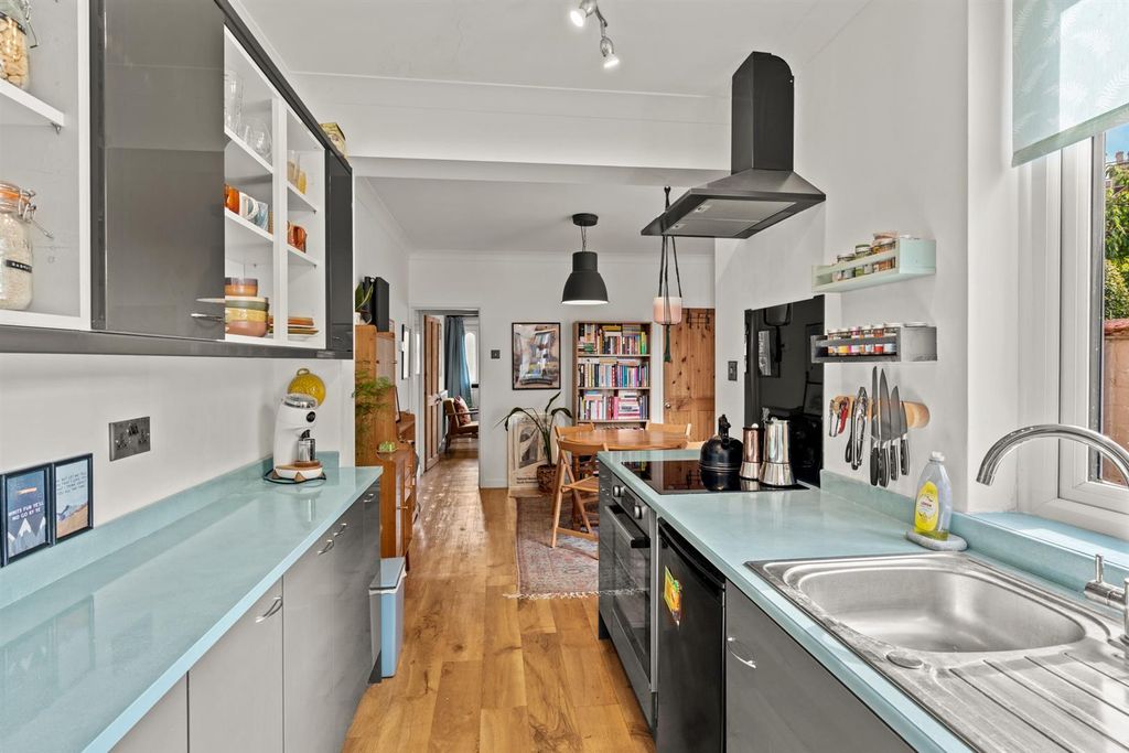 Property photo 3 of 21 56Mertonroad-013.Jpg