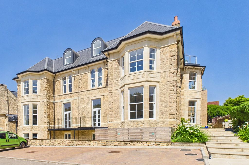 Property photo 1 of 14 Bay Court (Front)