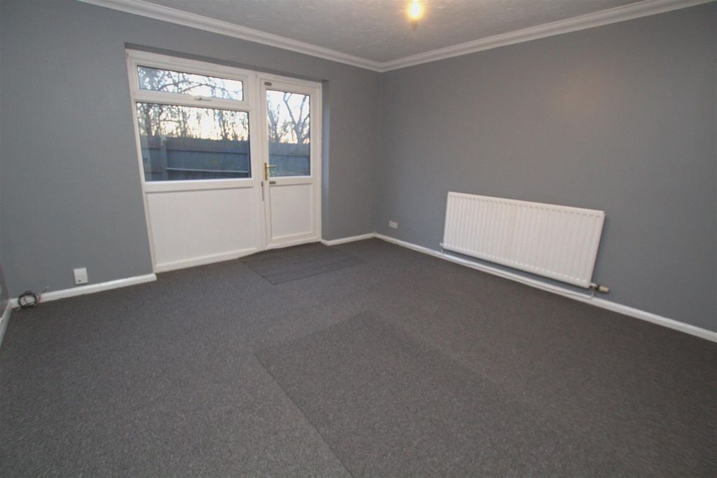 Property photo 2 of 8 Living Room .Jpg