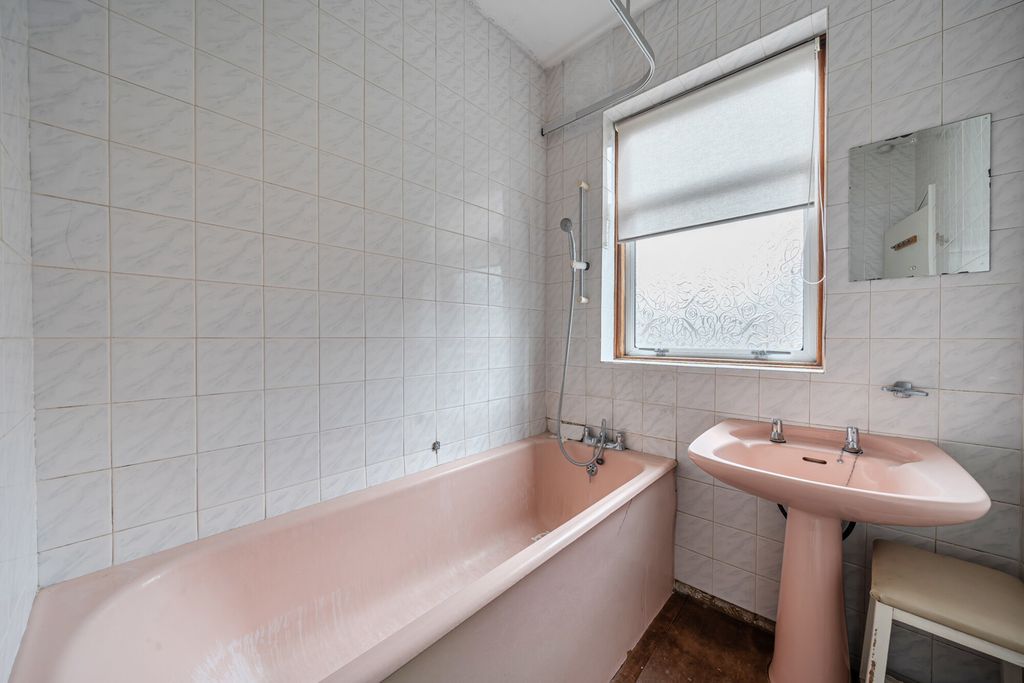 Property photo 3 of 16 1416483-10-699702...