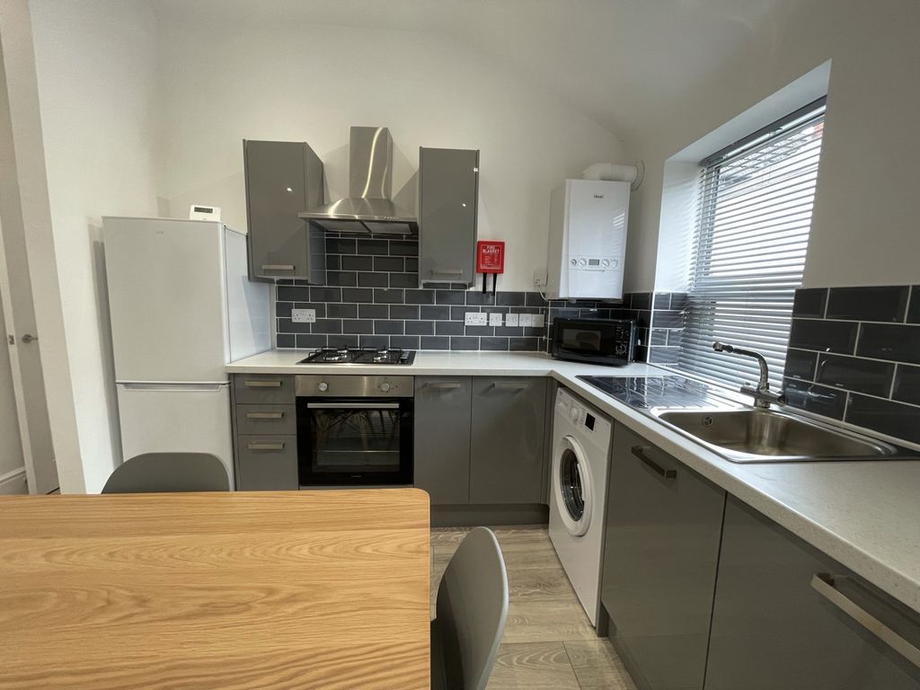 Property photo 2 of 6 Kitchen