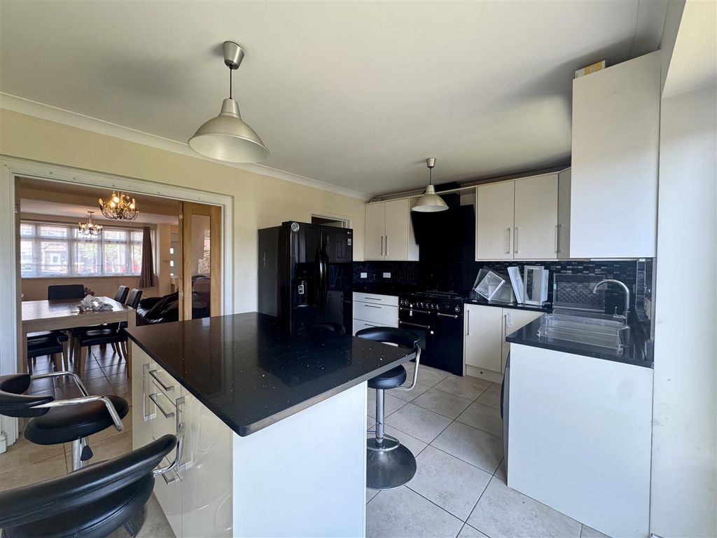 Property photo 2 of 9 Kitchen