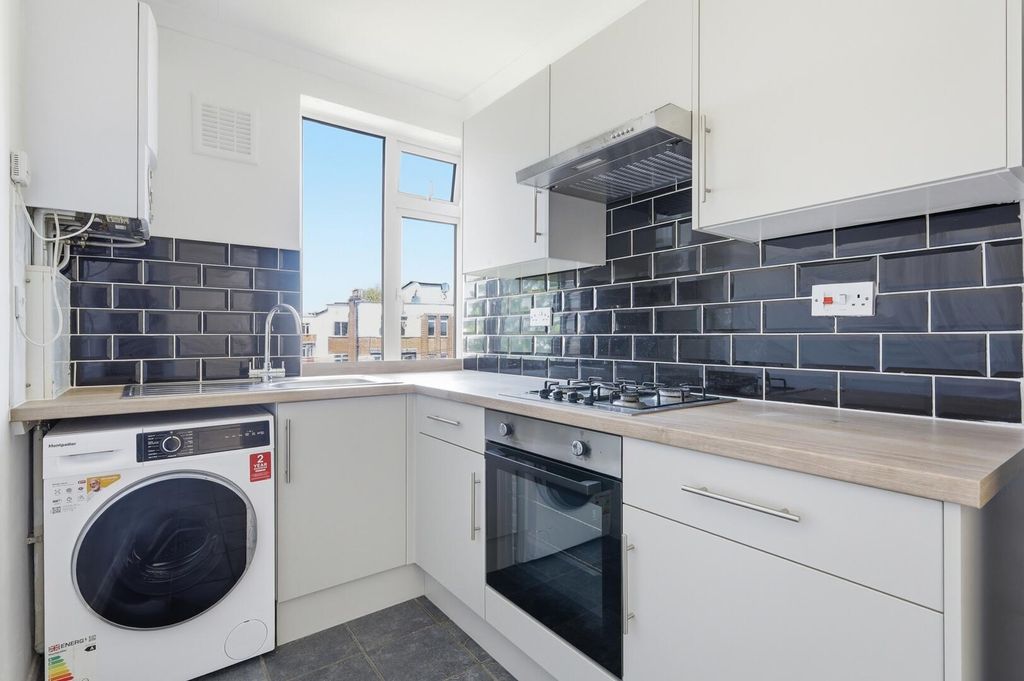 Property photo 3 of 11 Kitchen