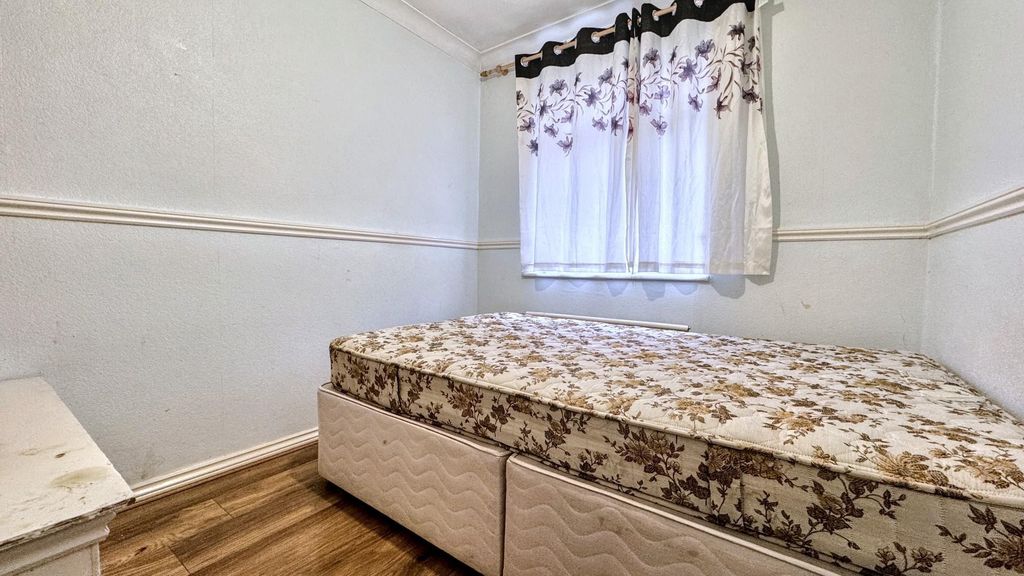 Property photo 2 of 12 Bright Bedroom With Double Bed And Natural Light...