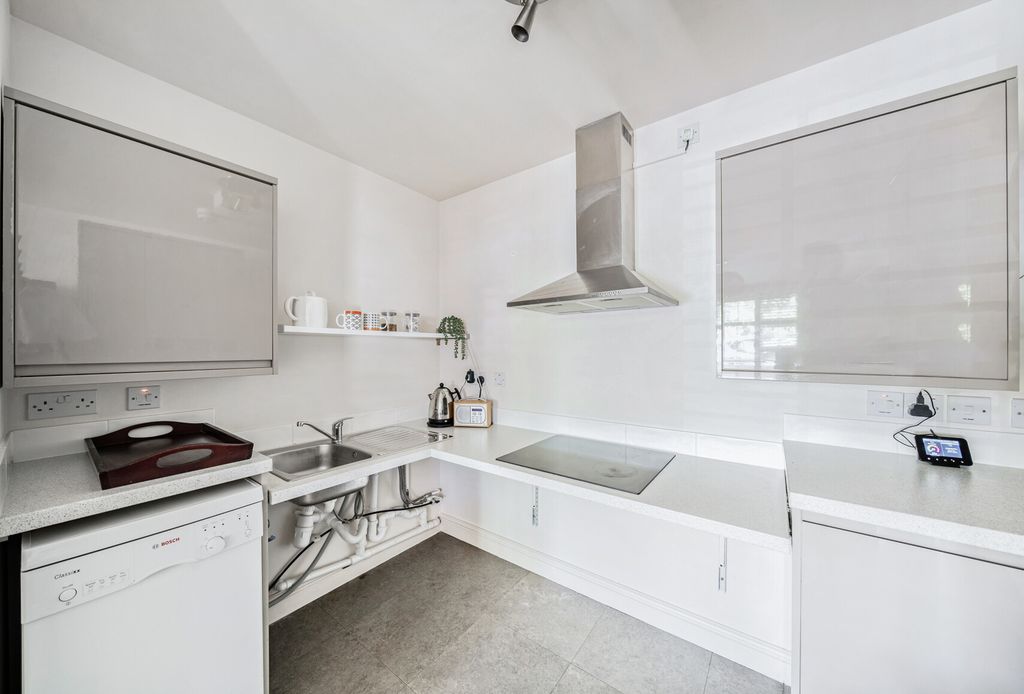 Property photo 2 of 18 1315937-15-685Bdb...