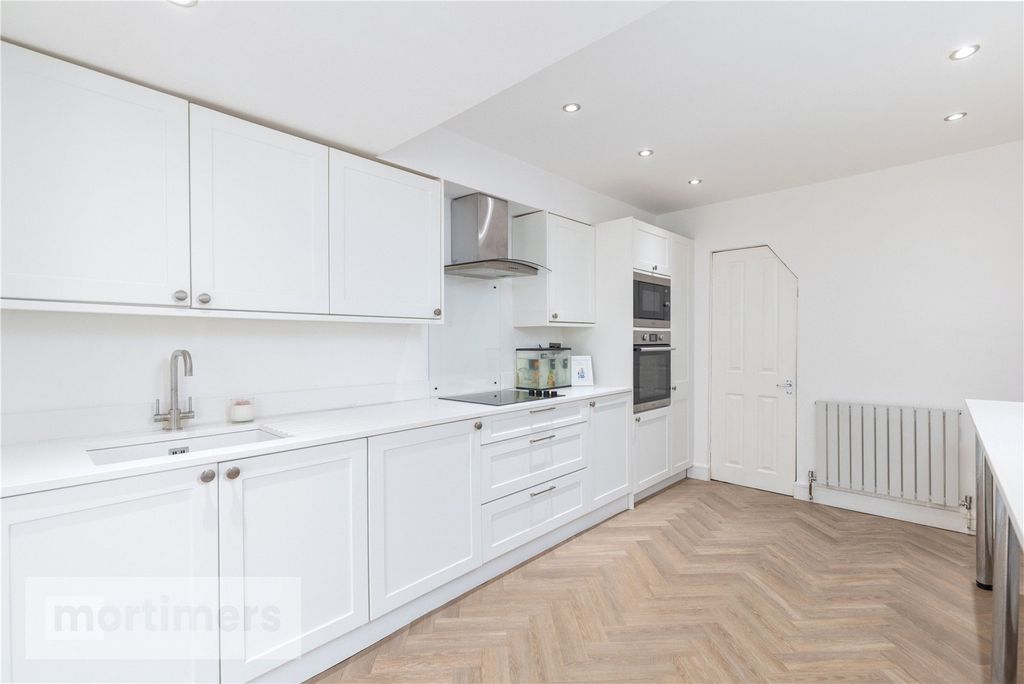 Property photo 2 of 19 Kitchen