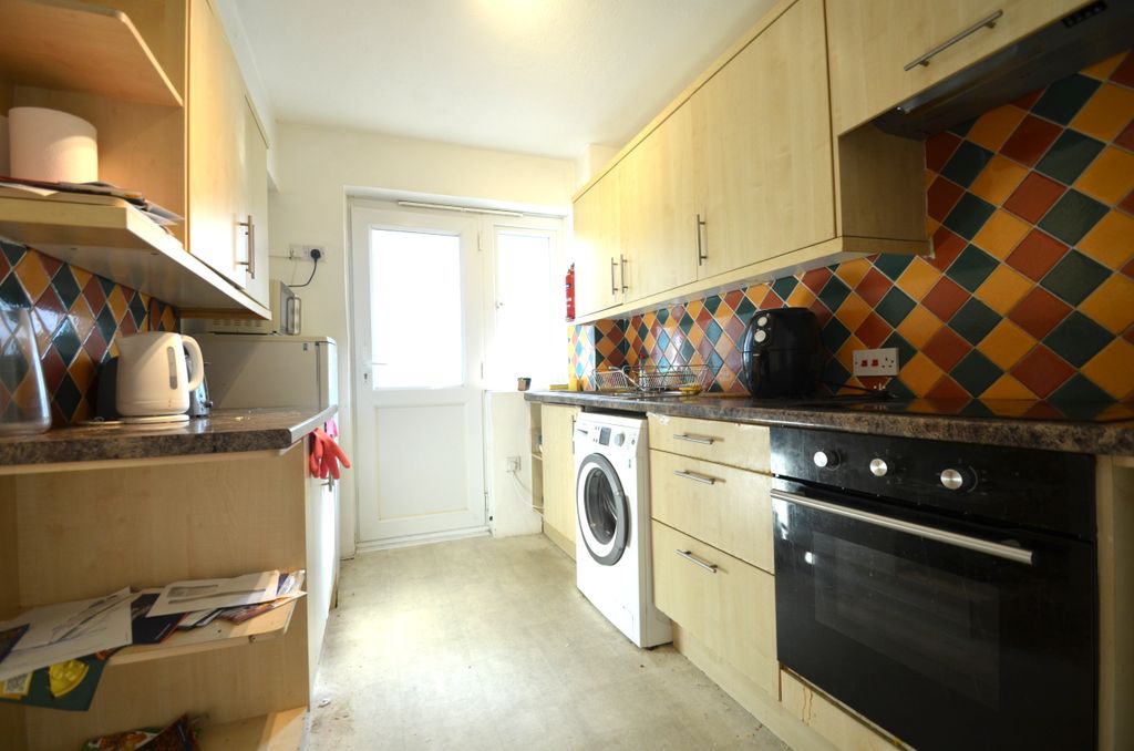 Property photo 3 of 10 Kitchen