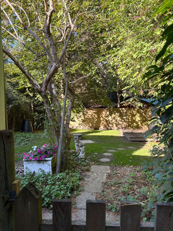 Property photo 1 of 9 Large, Mature Garden