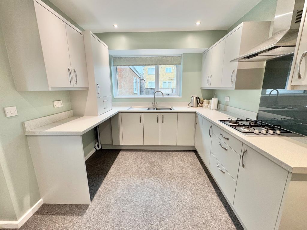 Property photo 3 of 10 Kitchen