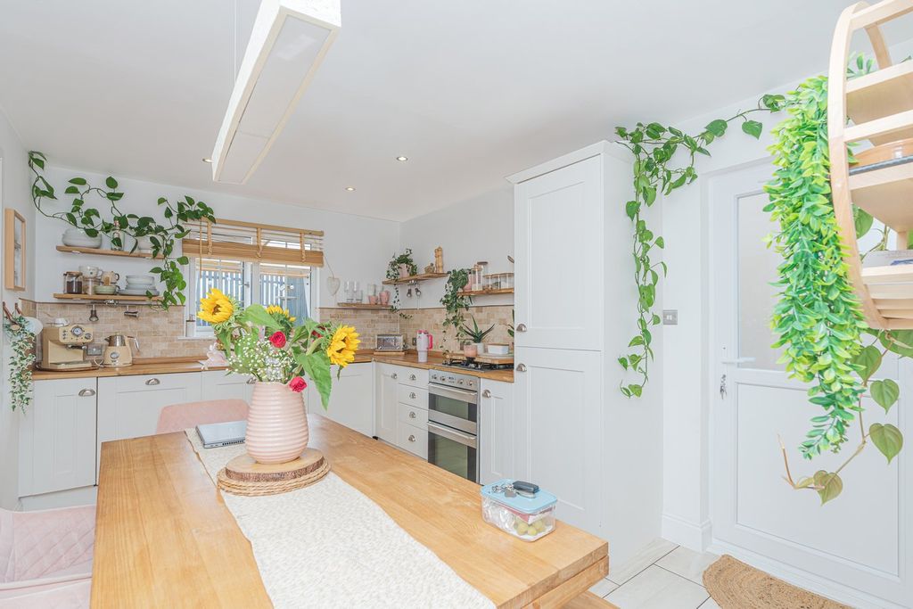 Property photo 2 of 30