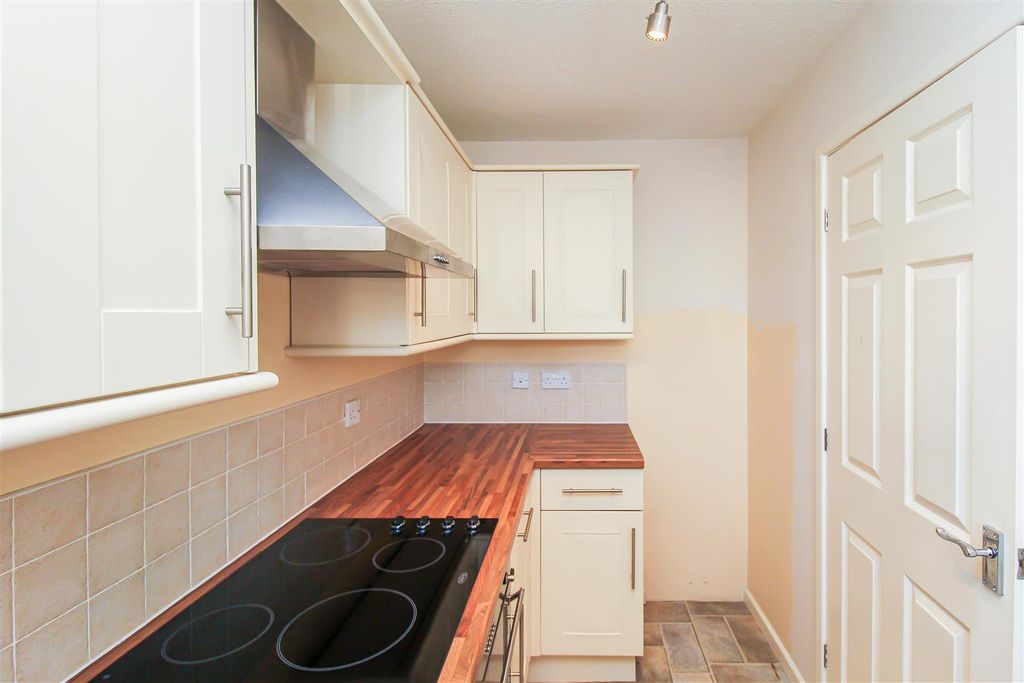Property photo 3 of 8 Kitchen