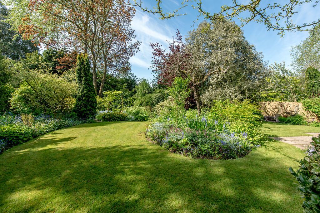 Property photo 2 of 35 Garden