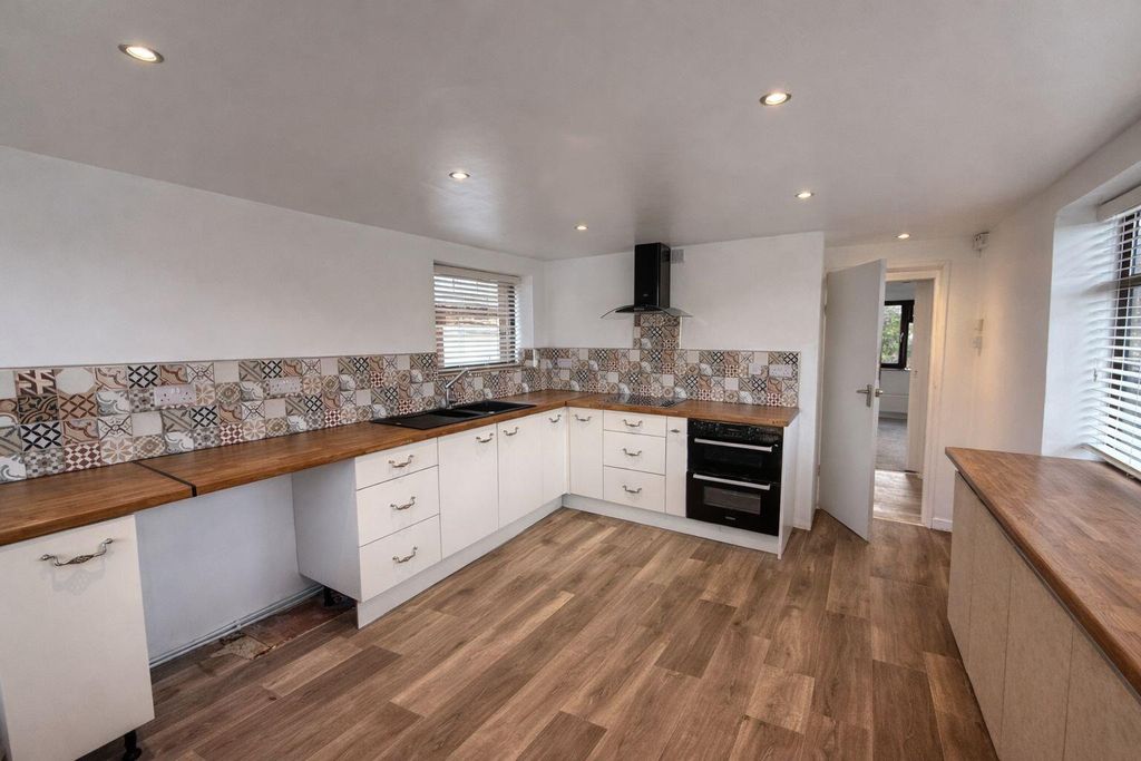 Property photo 3 of 11 Kitchen