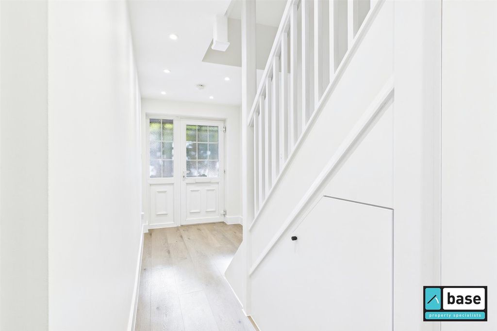 Property photo 3 of 25 Hallway