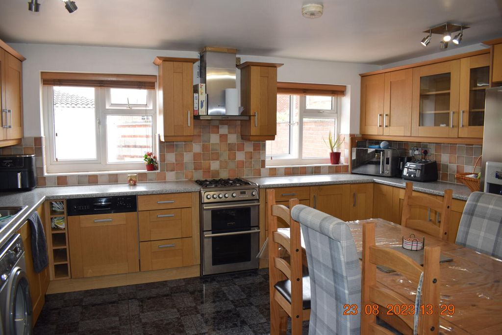 Property photo 3 of 28 Kitchen