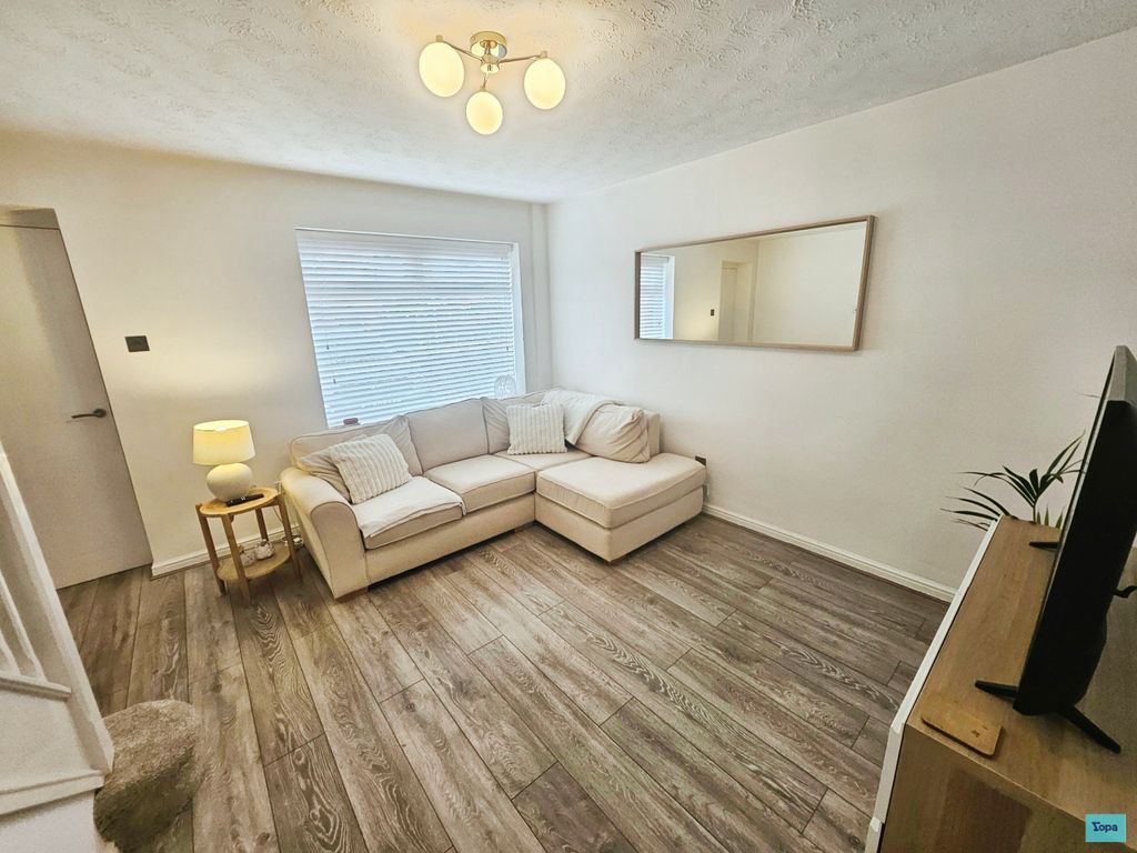 Property photo 3 of 18 Lounge